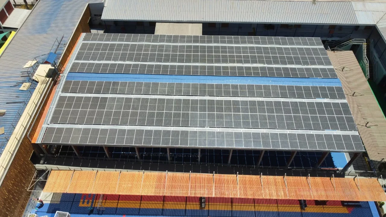 Vista aérea de paneles solares instalados sobre una gran cubierta.