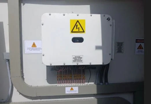 Inversor fotovoltaico instalado y protegido.