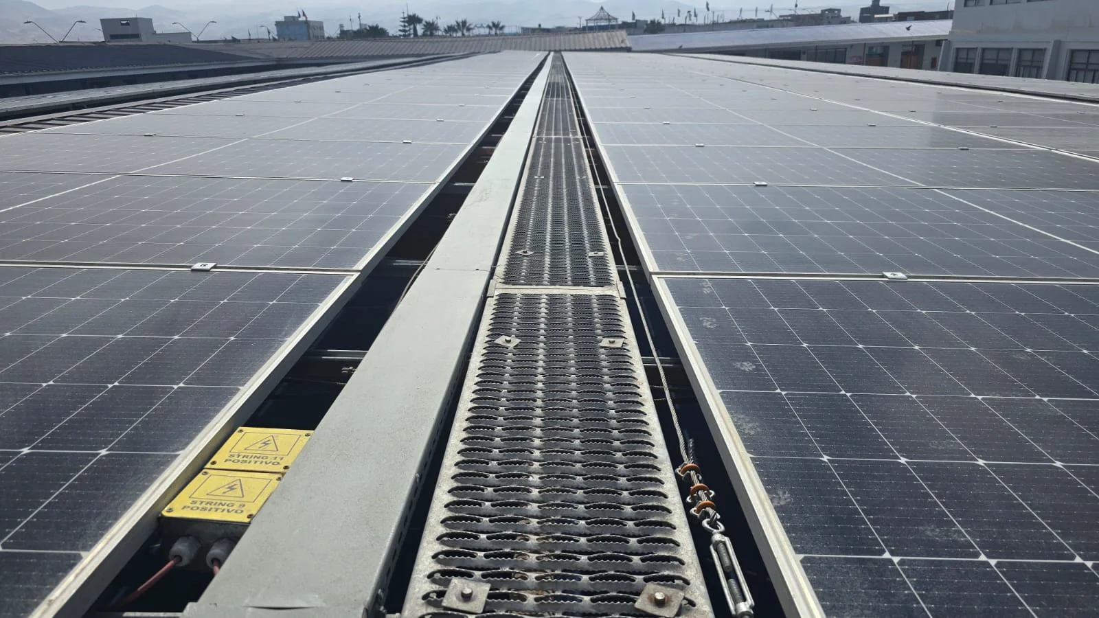 Paneles fotovoltaicos y pasarela técnica de mantenimiento.